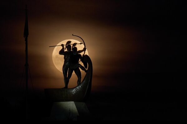 Луна Червя восходит над знаменитым греческим Монументом борцов за Саламин.