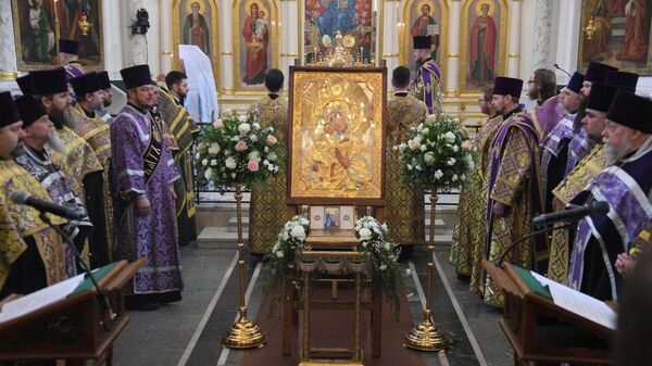 Каўчэг з часцінкай пояса Прасвятой Багародзіцы прыбыў у Мінск - Sputnik Беларусь