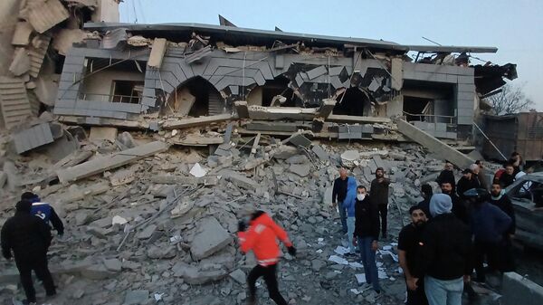 Разрушенный центр ливанской исламской группировки, пострадавший от израильского удара, в южном портовом городе Сидон, Ливан - Sputnik Беларусь