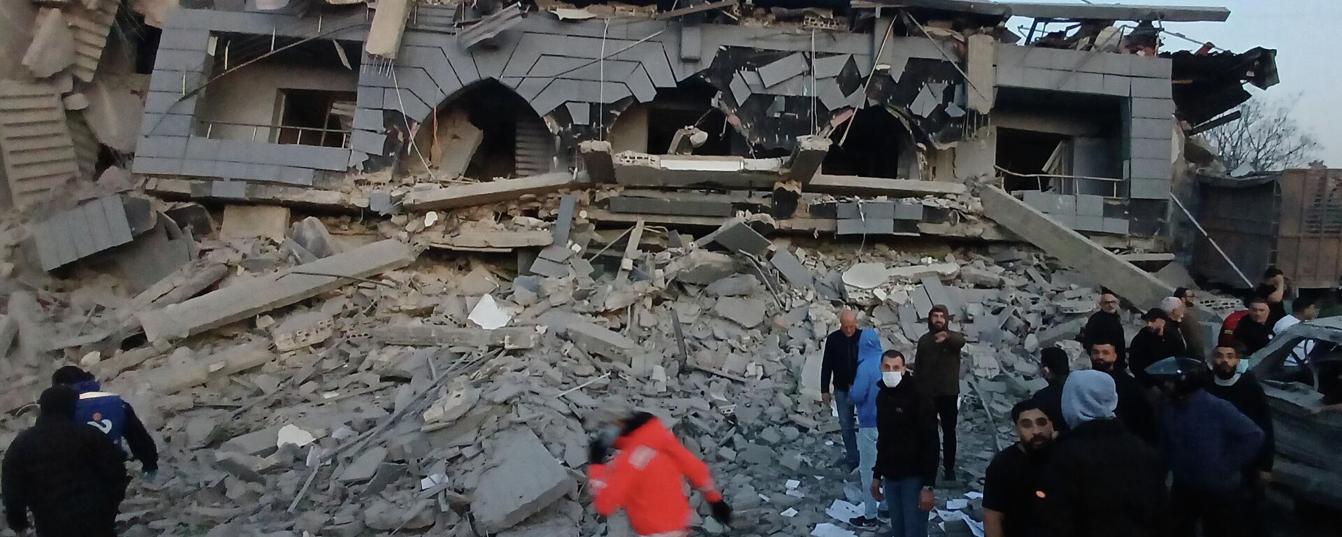 Разрушенный центр ливанской исламской группировки, пострадавший от израильского удара, в южном портовом городе Сидон, Ливан