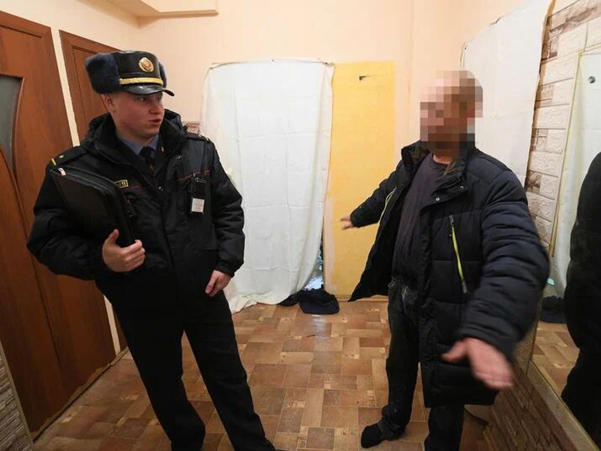 Младший лейтенант милиции Максим Овсяницкий беседует со своим подшефным