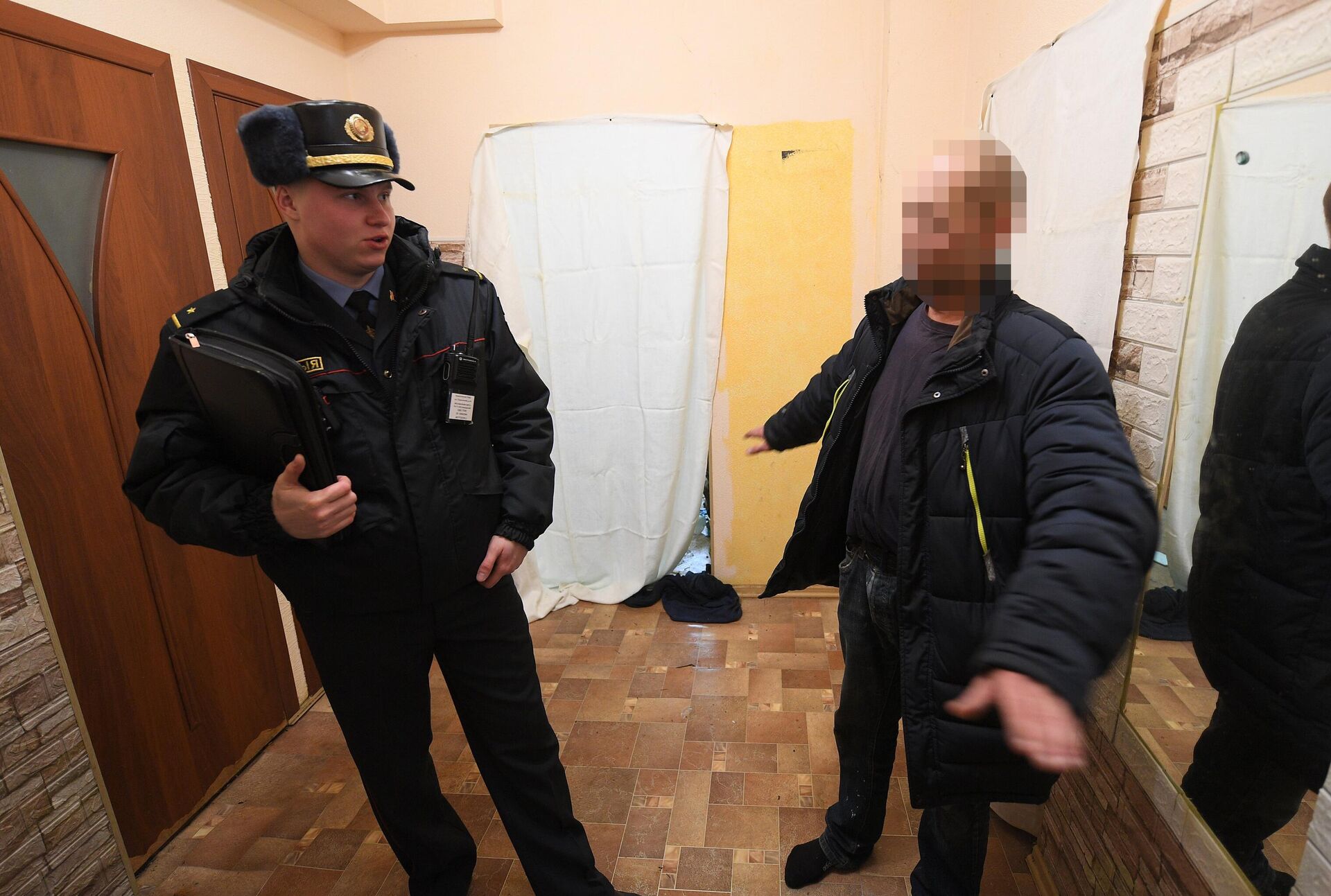 Младший лейтенант милиции Максим Овсяницкий беседует со своим подшефным