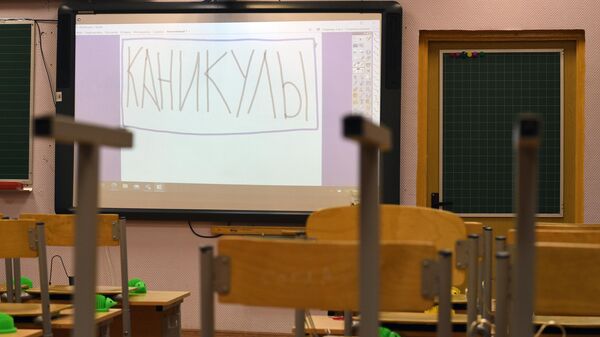 Надпись Каникулы на мониторе в учебном классе  - Sputnik Беларусь