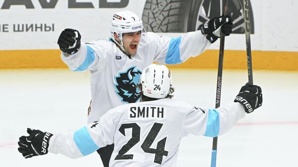 Сэм Энас и Тай Смит радуются забитой шайбе  - Sputnik Беларусь