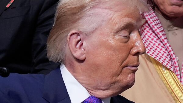 Дональд Трамп с пятном на шее - Sputnik Беларусь