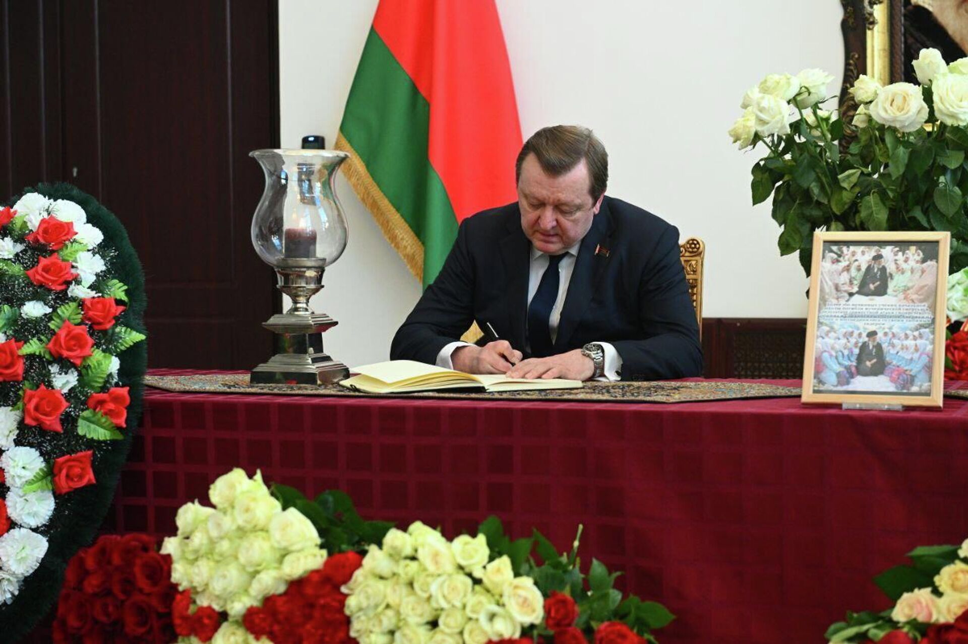 Парламентарии оставили запись в Книге соболезнований в посольстве Ирана - Sputnik Беларусь, 1920, 05.03.2026