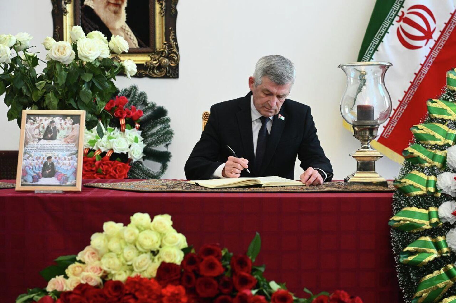 Парламентарии оставили запись в Книге соболезнований в посольстве Ирана - Sputnik Беларусь, 1920, 05.03.2026