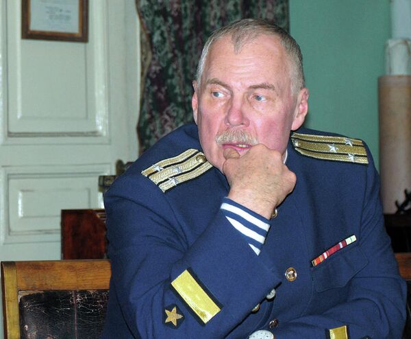 Акцёр Уладзімір Гасцюхін у ролі камандзіра ваенна-марской базы на здымках мастацкага фільма "Первый после Бога" рэжысёра Васіля Чыгінскага (2005).Дзеянне карціны разгортваецца ў 1944 годзе. Персанаж Гасцюхіна – строгі, але справядлівы камандзір брыгады падводных лодак, які вызваляе з турмы капітана Аляксандра Марыніна (акцёр Дзмітрый Арлоў) пад сваю адказнасць, дазваляючы таму выйсці ў баявы паход. - Sputnik Беларусь