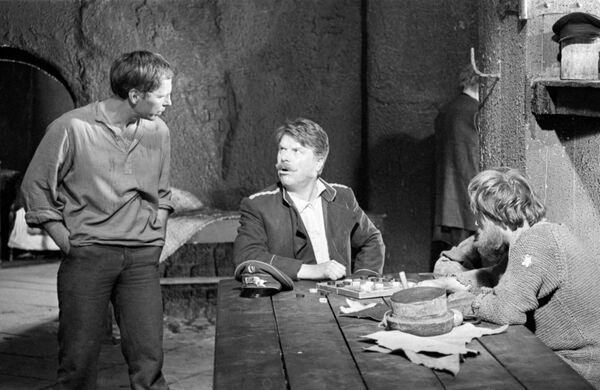 Кадр з фільма "Без солнца" паводле п’есы Максіма Горкага "На дне" рэжысёра Юлія Карасіка ("Мосфильм", 1987).У ролі злодзея Ваські Попелу – заслужаны артыст РСФСР Уладзімір Гасцюхін (злева), у ролі паліцэйскага – заслужаны артыст РСФСР Міхаіл Какшэнаў (у цэнтры).Персанаж Гасцюхіна ў фільме-драме "Без солнца" – адзін з насельнікаў начлежкі, які імкнецца вырвацца з галечы, але застаецца заложнікам абставін. - Sputnik Беларусь