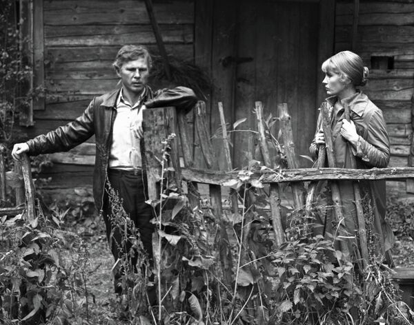 Заслужаны артыст РСФСР Уладзімір Гасцюхін (злева) выканаў галоўную ролю ў драме Міхаіла Пташука "Вазьму твой боль" паводле рамана Івана Шамякіна (1980).За гэтую працу Гасцюхін атрымаў Дзяржаўную прэмію Беларускай ССР (1982), бліскуча ўвасобіўшы на экране вобраз чалавека, які перажывае трагедыю пасляваеннай вёскі. - Sputnik Беларусь