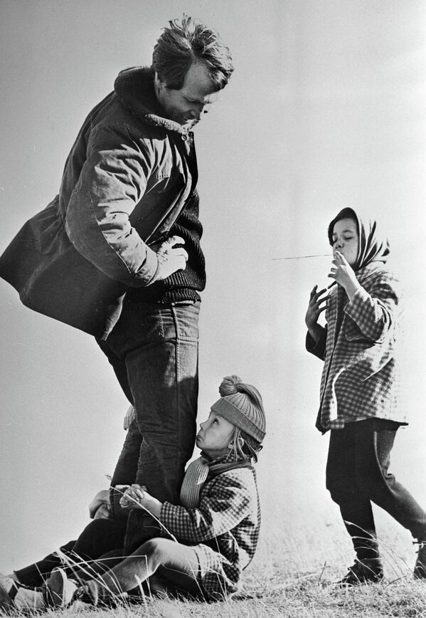 Уладзімір Гасцюхін (злева) у ролі Івана Жаплава ў фільме рэжысёра Міхаіла Ардоўскага "Случайные пассажиры" вытворчасці кінастудыі "Ленфильм".У фільме 1978 года Уладзімір Гасцюхін выканаў ролю вадзіцеля ЗІЛа – сумленнага, простага рабочага, які ў пасляваенны час дапамагае выхавальніцы дзіцячага дома перавезці дзяцей. - Sputnik Беларусь