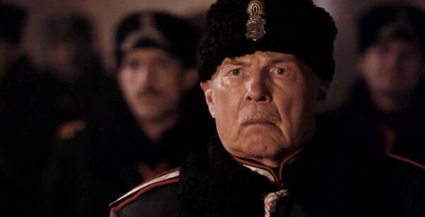 Уладзімір Гасцюхін у фільме "Ёлки 1914" (2014).У навагодняй кінакамедыі-меладраме рэжысёра Цімура Бекмамбетава Уладзімір Гасцюхін сыграў ролю франтавога афіцэра, які не загінуў, а прапаў без вестак, з-за чаго яго сям’я апынулася ў галечы. Гэтая сюжэтная лінія – частка навелы "Шаляпин", якая апавядае пра калядны цуд. - Sputnik Беларусь