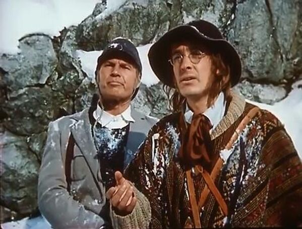 Уладзімір Гасцюхін у прыгодніцкім фільме Станіслава Гаварухіна "В поисках капитана Гранта" (1985) выканаў адну з галоўных роляў – маёра Мак-Набса.Яго персанаж – разважлівы, спакойны, флегматычны, ён ураўнаважвае запал свайго кузэна, лорда Гленарвана ў выкананні Мікалая Яроменкі-малодшага.На стопкадры – з эстонскім акцёрам Лембітам Ульфсакам, які сыграў ролю рассеянага вучонага Жака Паганэля. - Sputnik Беларусь