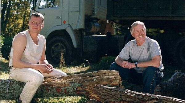 Уладзіслаў Галкін (злева) і Уладзімір Гасцюхін (справа) у культавым серыяле "Дальнобойщики".Самая вядомая каронная фраза Фёдара Іваныча (так клікалі героя Уладзіміра Гасцюхіна) у "Дальнобойщиках" – "Ёкарны бабай". Гэта "бяспечная" лаянка, прыдуманая рэжысёрам Юрыем Кузьменкам, стала візітнай карткай героя Гасцюхіна. Яна дазваляла яму эмацыянальна рэагаваць на дарожныя сітуацыі без выкарыстання нецэнзурнай лексікі, якую прыйшлося б выразаць пры мантажы. - Sputnik Беларусь