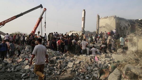 Спасатели работают на месте разрушения школы в Минабе (Иран) - Sputnik Беларусь