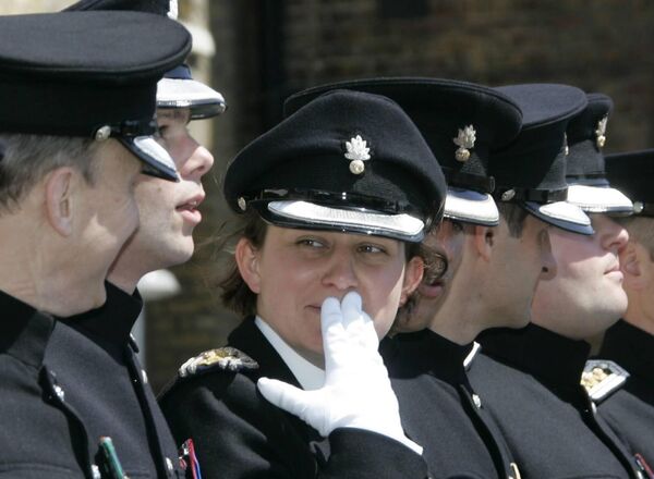 Капитан Элисон Сефтон, городской бухгалтер и первая женщина-офицер в 470-летней истории Почетной артиллерийской роты, приняла участие в параде в Лондоне 18 мая 2007 года по случаю вручения роте нового знамени королевой Великобритании Елизаветой II. Почетная артиллерийская рота – это старейший из ныне существующих полков британской армии, она является резервным подразделением и единственным в армии полком патрулирования, занимающимся наблюдением и целеуказанием.