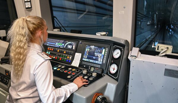 Машинистка в кабине электропоезда на Некрасовской линии Московского метрополитена. 1 января 2021 года вступил в силу приказ Министерства труда и социальной защиты РФ, который разрешил женщинам работать по профессии машиниста электропоезда в метрополитене.