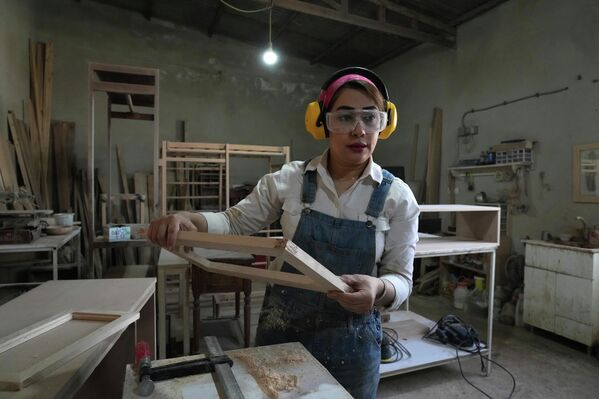Иранская плотница Сахар Биглари в своей мастерской в ​​западном Тегеране (фото сделано в марте 2023 года). Сахар, бывшая учительница математики и физики, преодолела табу и стала известной мастерицей по дереву, хотя эта профессия в Иране традиционно считается мужской. 