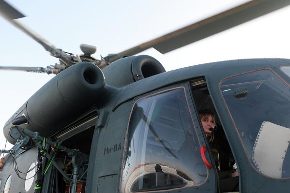 Единственная женщина пилот-штурман в Росгвардии, лейтенант Анастасия Апасейкина во время плановых учений по десантно-штурмовой и высотной подготовке сотрудников СОБРа Управления Росгварии по Республике Татарстан у деревни Караишево в Лаишевском районе Татарстана (март 2021 года).