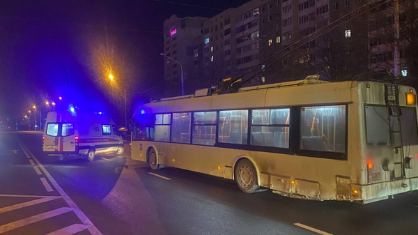 Троллейбус совершил наезд на женщину в Минске - Sputnik Беларусь