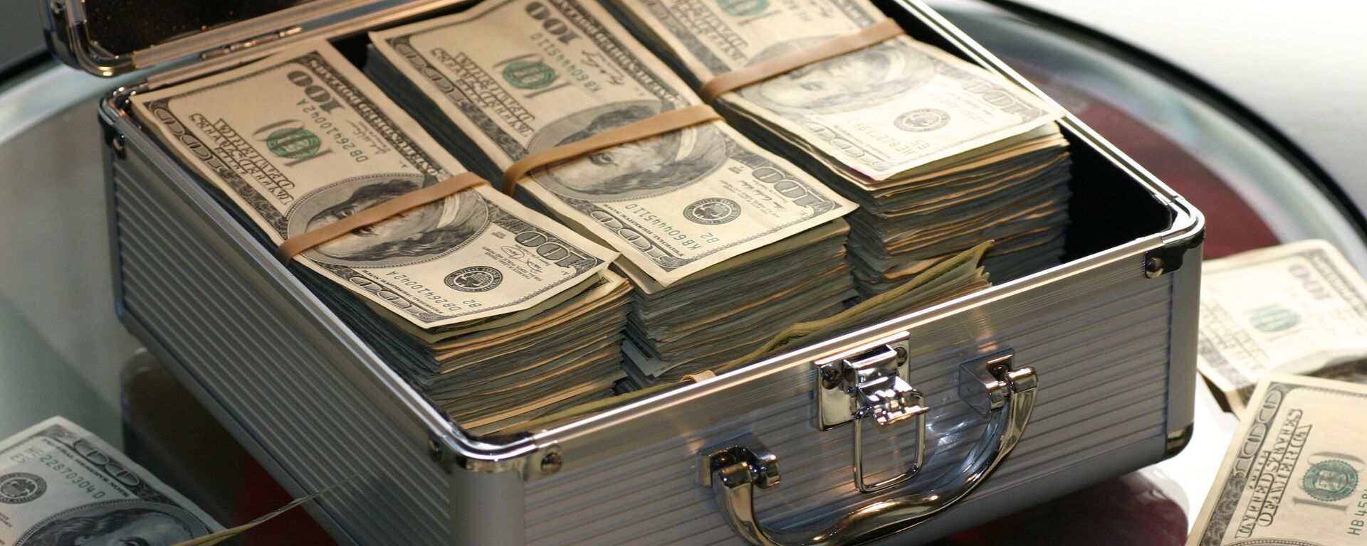 Чемоданчик с долларами