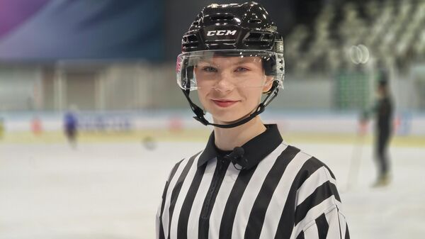 Под давлением и с риском травм: как девушка-судья работает на хоккейных матчах - Sputnik Беларусь