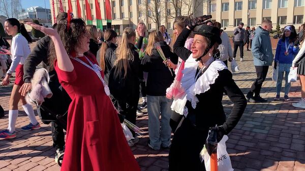 В розовых платьях и с цветами: забег красоты прошел в Гродно (видео) - Sputnik Беларусь