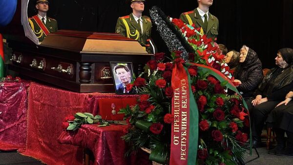 В Минске простились с народным поэтом Владимиром Каризной - Sputnik Беларусь