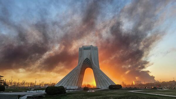 Дым узнімаецца за вежай Свабоды пасля амерыкана-ізраільскага ваеннага ўдару ў Тэгеране - Sputnik Беларусь