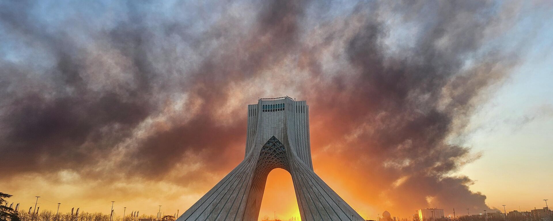 Дым узнімаецца за вежай Свабоды пасля амерыкана-ізраільскага ваеннага ўдару ў Тэгеране - Sputnik Беларусь, 1920, 08.03.2026