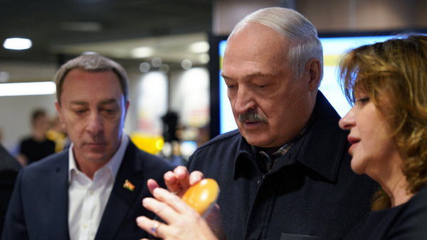 Президент Беларуси Александр Лукашенко 8 марта посетил один из ресторанов сети Мак.бай - Sputnik Беларусь