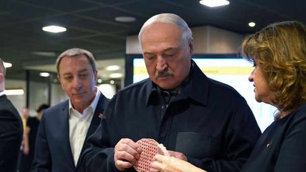 Президент Беларуси Александр Лукашенко 8 марта посетил один из ресторанов сети Мак.бай - Sputnik Беларусь