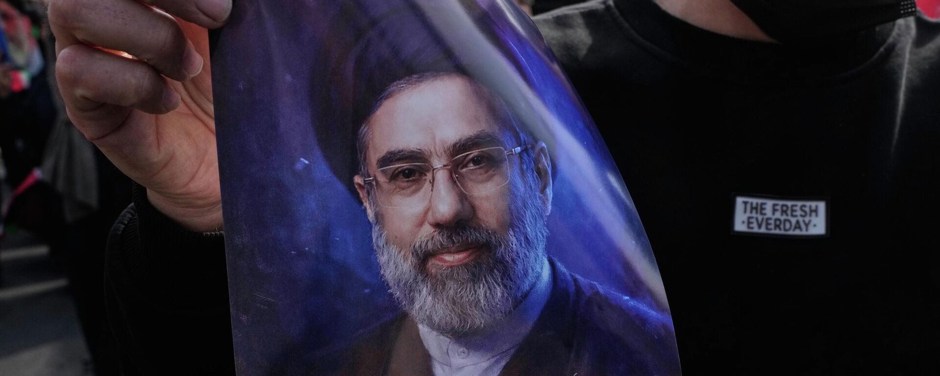 Постер с Моджтабой Хаменеи - Sputnik Беларусь, 1920, 09.03.2026