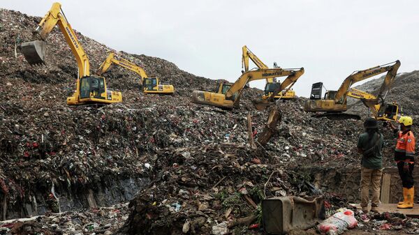 Экскаваторы работают на месте обрушения на свалке Бантарагебанг - Sputnik Беларусь