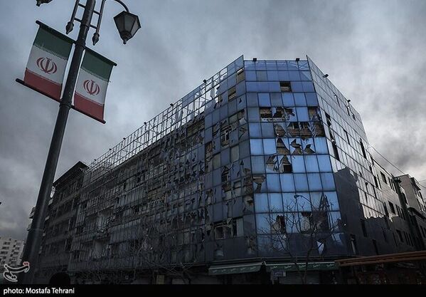 Поврежденное здание после авиаударов США и Израиля по площади Революции в Тегеране