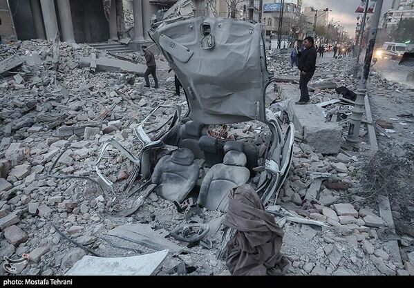 Последствия авиаударов США и Израиля по площади Революции в Тегеране.