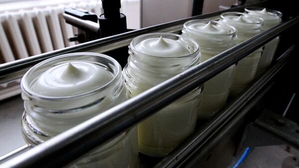 Линия фасовки майонеза в стеклотару на предприятии ЗАО Уссурийский масложиркомбинат Приморская соя в Уссурийске - Sputnik Беларусь