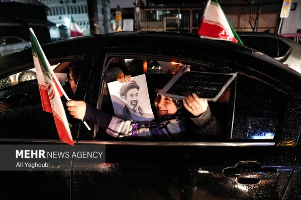 Жители Рашта митингуют в поддержку аятоллы Сейеда Моджтабы Хамене, Иран - Sputnik Беларусь