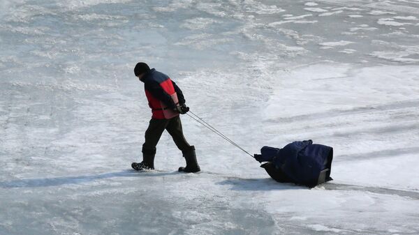 Рыбак идет по весеннему льду  - Sputnik Беларусь