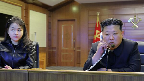 Лидер Северной Кореи Ким Чен Ын и его дочь Ким Джу Э наблюдают за испытательным запуском ракеты, проводимым эсминцем ВМС Северной Кореи Чхве Хен - Sputnik Беларусь