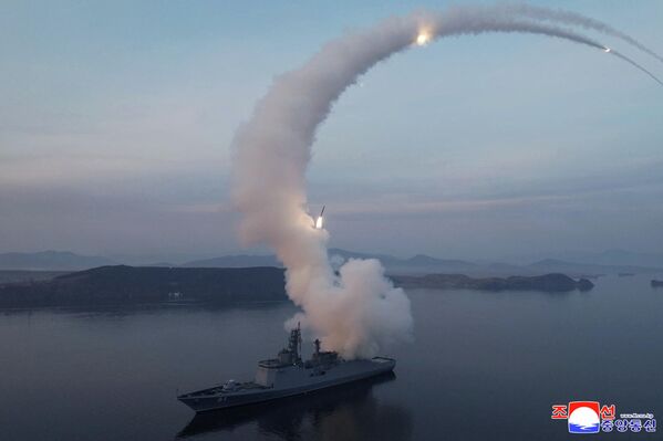 На снимке, опубликованном официальным северокорейским информационным агентством KCNA,  эсминец ВМС "Чхве Хен" проводит испытательный запуск ракеты, за которым наблюдает северокорейский лидер Ким Чен Ын. - Sputnik Беларусь