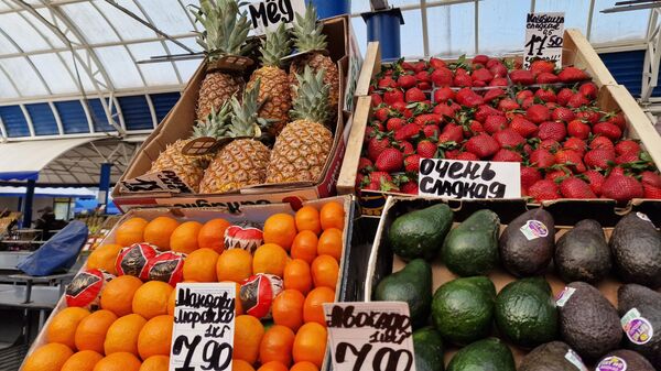 Фрукты на Комаровском рынке - Sputnik Беларусь