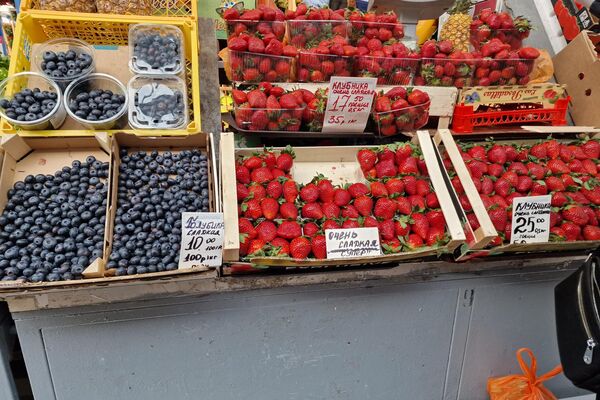 Фрукты на Комаровском рынке - Sputnik Беларусь