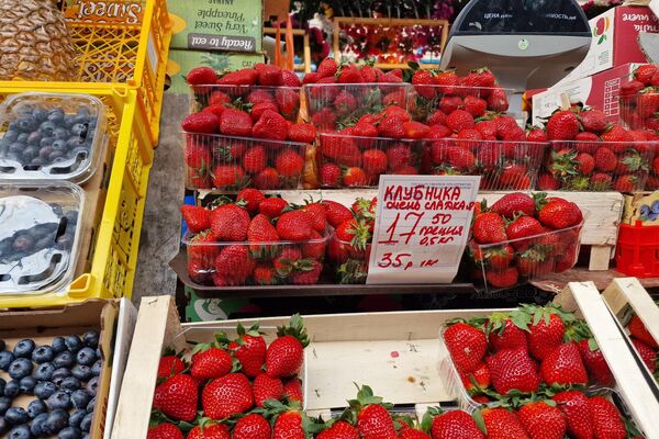 Фрукты на Комаровском рынке - Sputnik Беларусь