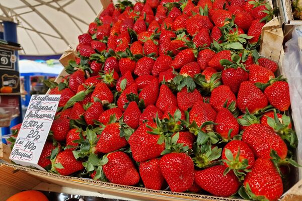 Фрукты на Комаровском рынке - Sputnik Беларусь