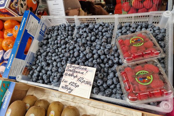 Фрукты на Комаровском рынке - Sputnik Беларусь