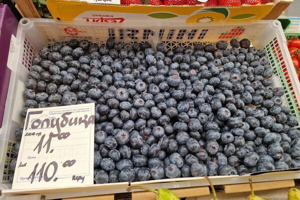 Фрукты на Комаровском рынке - Sputnik Беларусь