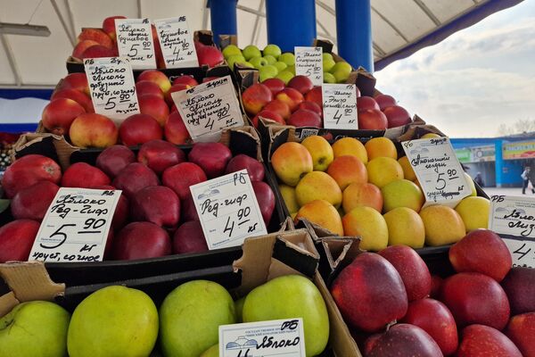 Фрукты на Комаровском рынке - Sputnik Беларусь