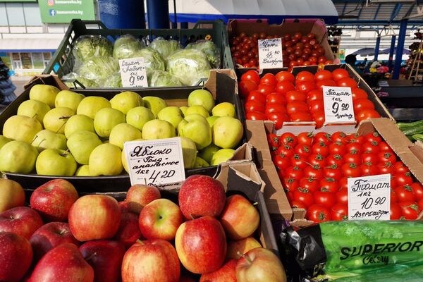 Фрукты на Комаровском рынке - Sputnik Беларусь