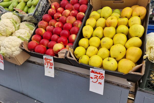 Фрукты на Комаровском рынке - Sputnik Беларусь